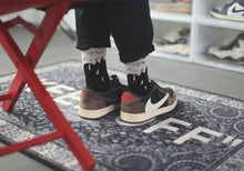 Load image into Gallery viewer, AJ1 Dripping Socks